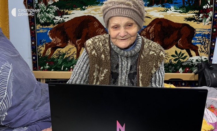 У 78 років грає в Metro та заохочує до цього інших переселенок: історія геймерки з Донеччини