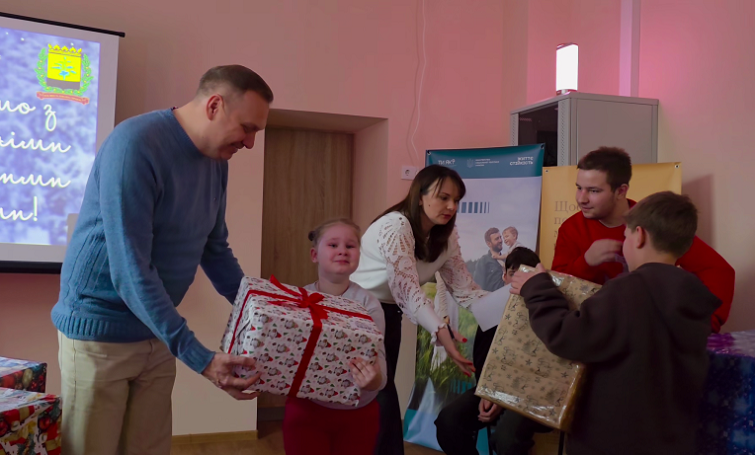 На Донеччині діти родин загиблих захисників і полонених отримали різдвяні подарунки