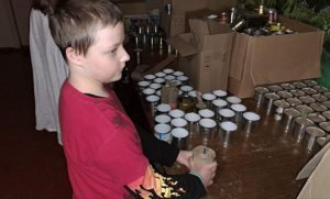 Тепло для фронту: діти Донеччини виготовили окопні свічки до Дня волонтера