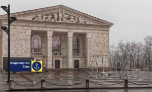 У Маріуполі російська влада встановлює ялинку на місці напису “ДЕТИ”