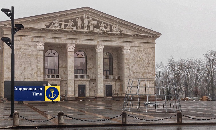 У Маріуполі російська влада встановлює ялинку на місці напису “ДЕТИ”