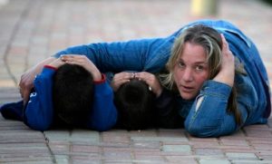 «Падай, ховайся, тихо»: як подолати ступор під час небезпеки та як поводитися під час обстрілу