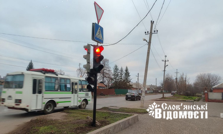 У Слов’янську на небезпечному перехресті встановили світлофори та знаки (фото)