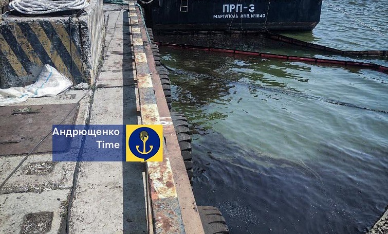 Черговий екоцид росіян: нафтова пляма з Маріупольського порту вийшла у відкрите море