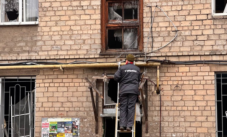 У Краматорську ліквідовують наслідки удару по житловому будинку 15 грудня (Фото)
