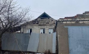 Нічна атака дронів на Краматорськ пошкодила житлові будинки та медзаклад (Фото)