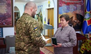 У Слов’янську матері загиблого нацгвардійця Вадима Радкевича вручили відзнаку почесного громадянина громади