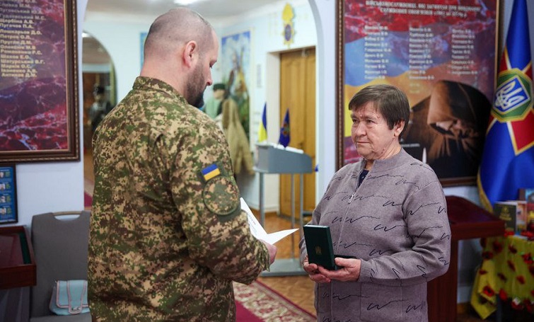 У Слов’янську матері загиблого нацгвардійця Вадима Радкевича вручили відзнаку почесного громадянина громади