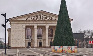 Російським дітям гратимуть постановки в Маріупольському драмтеатрі, де загинули українські діти: росіяни відкрили продаж квитків на комедії у відбудованому драмтеатрі