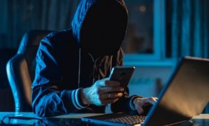 Фейкові виплати та платні консультації: шахраї масово спекулюють на підтримці українців