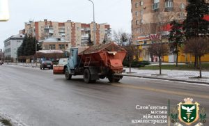 У Слов’янську комунальні служби з самого ранку обробляють дороги через ожеледицю