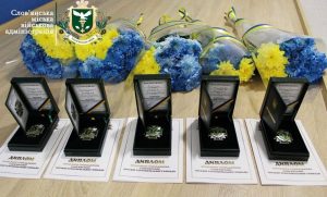 У Словʼянську рідним загиблих захисників вручили відзнаки почесних громадян громади