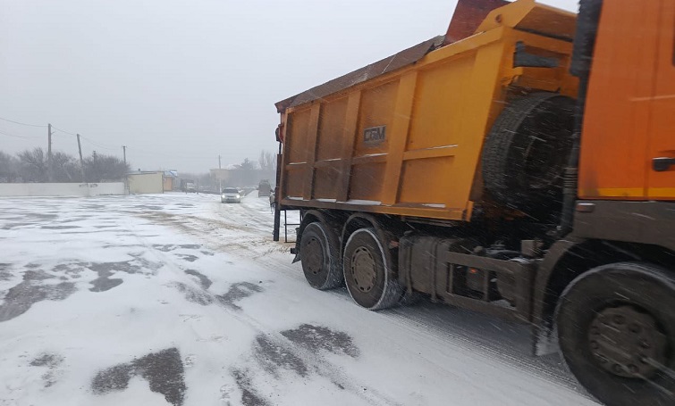 На Донеччині ожеледиця: дорожні служби працюють цілодобово, автошляхи залишаються відкритими