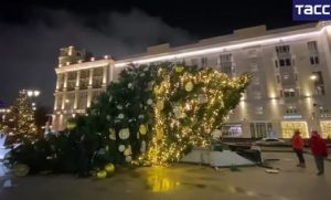 Поганий знак: у містах Росії та на окупованих територіях масово падають новорічні ялинки (Фото)