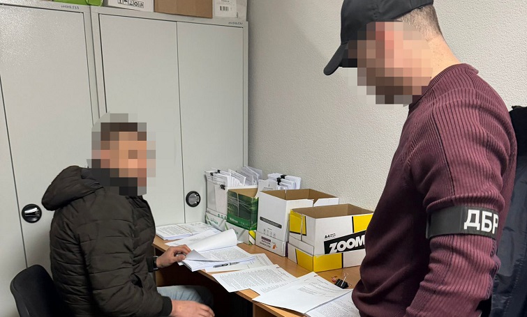 На Донеччині командир взводу незаконно виплачував бойові, а потім самовільно залишив місце служби: йому повідомили про підозру