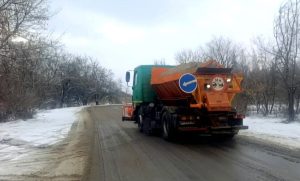 На дорогах Донеччини через ожеледицю працює спецтехніка, рух відкритий