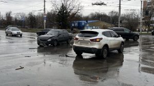 У Краматорську на перехресті Паркової та Ювілейної сталася ДТП за участі водія під дією наркотиків