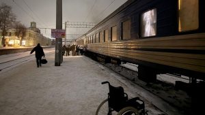 Продаж квитків на потяги до/з Барвінкового поки призупинено після атаки на пасажирський поїзд (Фото, Відео)