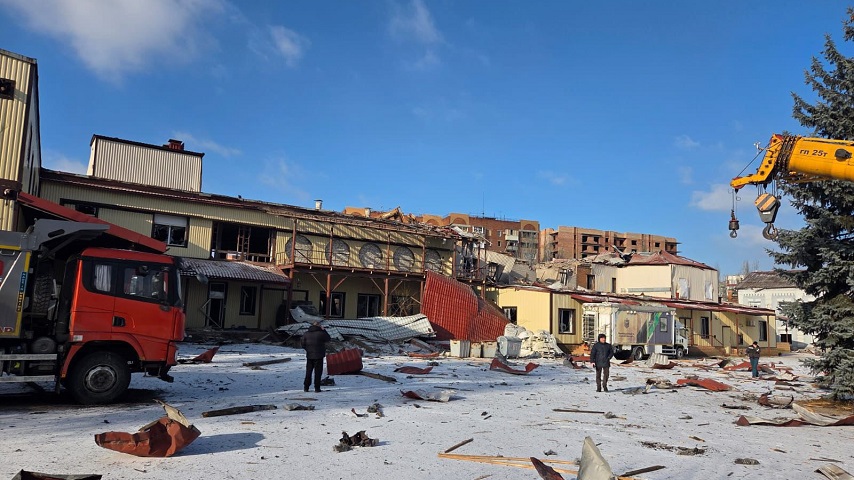 Внаслідок авіаудару по Слов’янську загинула жінка, ще одна отримала поранення. Фото наслідків.