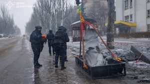 У Краматорську рятувальники вилучили залишки бомби ОДАБ-1500 (фото, відео)