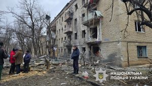 Парамедики поліції евакуювали родину з палаючого будинку через балкон (Фото, відео)