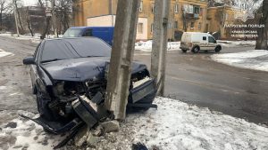 У Краматорську FIAT не пропустив SKODA на перехресті — авто врізалося в опору ЛЕМ