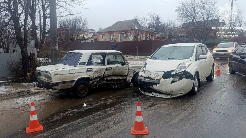 У Слов’янську на перехресті Святогірської та Західної зіткнулися ВАЗ і NISSAN