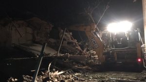 У Слов’янську після авіаудару з-під завалів дістали жінку: фото та відео наслідків обстрілу