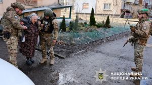 Миколаївку під обстрілами покидають мешканці — «Білі Янголи» вивезли чотирьох літніх людей