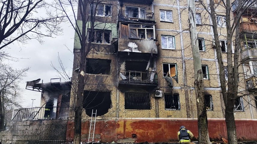 У Краматорську внаслідок атаки дронів горіла багатоповерхівка (Фото, відео)