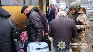 З Миколаївки вивезли 16 жителів на тлі постійних атак дронами та КАБами