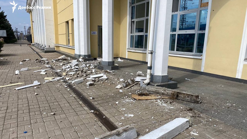 Наслідки обстрілу залізничного вокзалу у Слов’янську