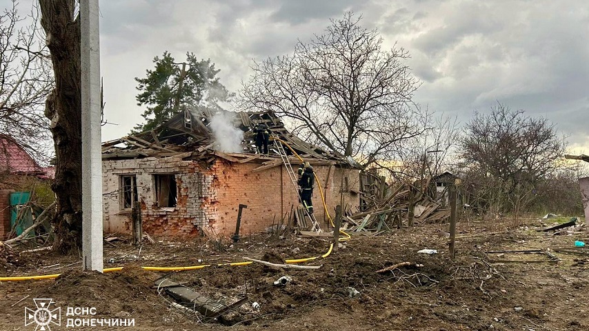 Після удару дрона у Дружківці загорівся будинок, пожежі також гасили у Краматорську та Слов’янську
