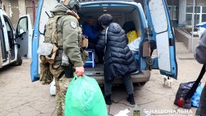 Екіпаж «Білих янголів» вивіз літніх мешканців Дружківки разом із тваринами