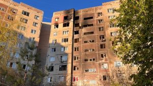 У Краматорську дрон влучив у багатоповерхівку, поранено людину