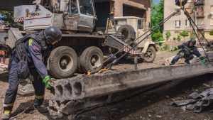 Розбір завалів та демонтаж конструкцій: у Краматорську ліквідовують наслідки авіаудару (Фото)