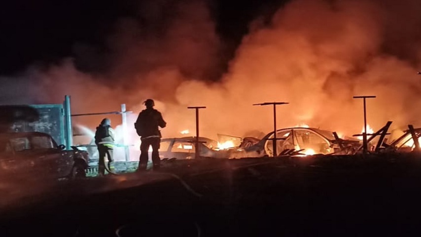 У Краматорську після атаки дрона згоріли 10 автомобілів і господарська споруда