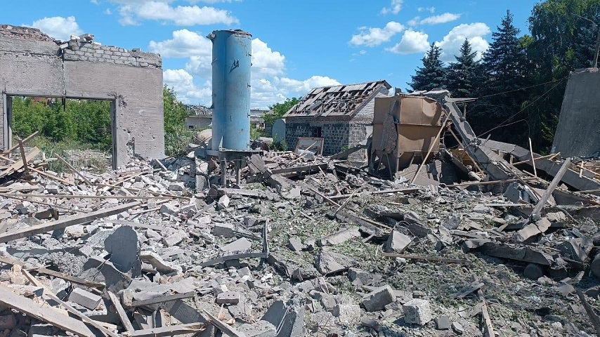 Удар по промзоні Слов’янська пошкодив підприємство та поранив літнього чоловіка
