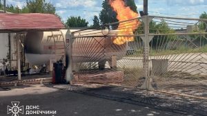 У Краматорську вогнеборці ліквідували пожежі на двох АЗС та в авто після обстрілу російських дронів