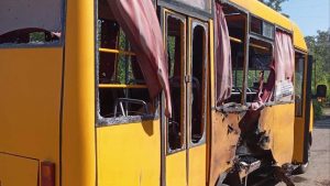 Ворог влучив по пасажирському автобусу в Словʼянську, постраждали дві жінки