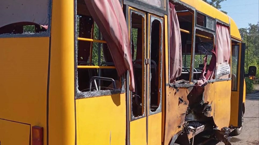 Ворог влучив по пасажирському автобусу в Словʼянську, постраждали дві жінки