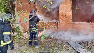 Рятувальники розчищають наслідки російської атаки по Краматорську та Слов’янську (фото)