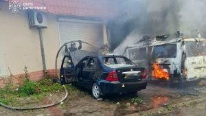 У Словʼянську дрон-камікадзе спалив два автомобілі на узбіччі