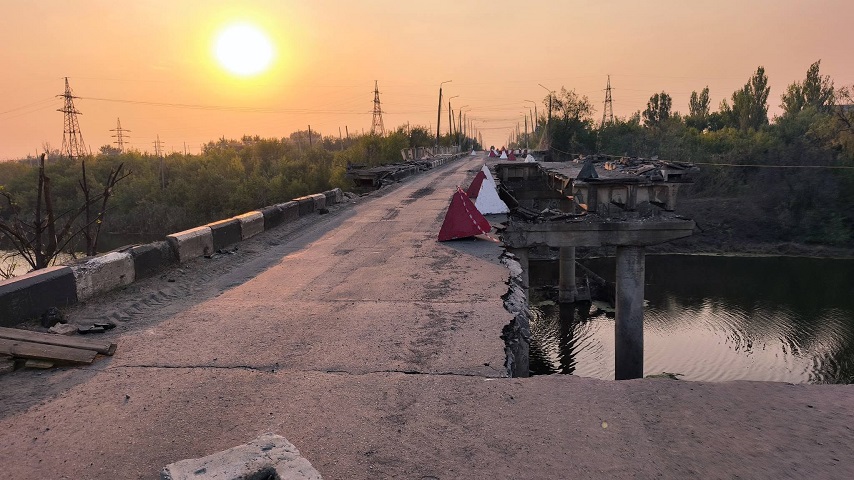 Порожні алеї та постійна загроза з неба: як зараз виглядає озеро Вейсове та дорога до Славкурорта (фото)