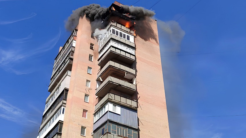 Російський FPV-дрон влучив у 14-поверхівку в Краматорську