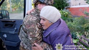 90-річна жінка, незрячий чоловік і собака: історія небезпечної евакуації з Краматорська