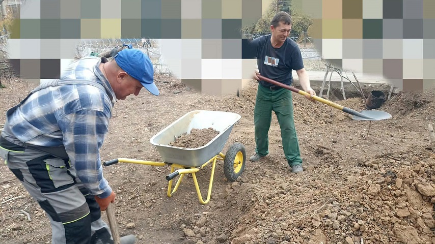 Лопати замість спецтехніки: як газовики Донеччини вручну відновлюють мережі після ремонтів