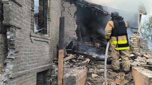  Пожежі гасили під загрозою повторних обстрілів: трагічні наслідки вчорашньої атаки на Слов’янськ