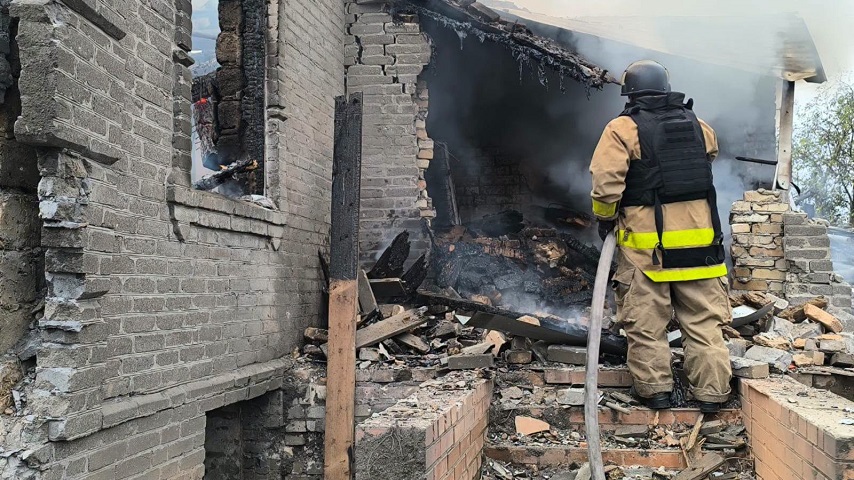  Пожежі гасили під загрозою повторних обстрілів: трагічні наслідки вчорашньої атаки на Слов’янськ