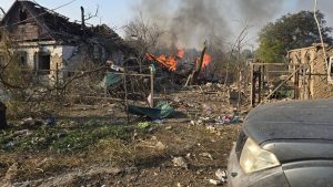 Наслідки авіаудару по Ясногірці: під руїнами знайшли загиблу, ще 10 людей поранені